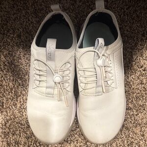 Clove tennis shoes